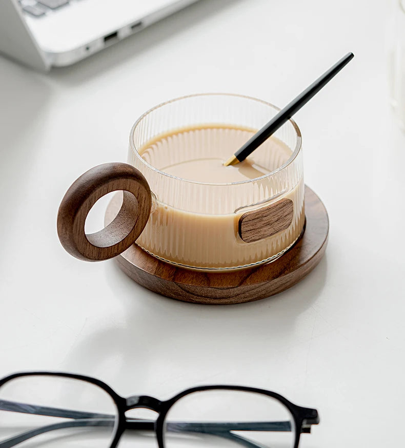 Lichtfall glass mug – elegant curves design with tray and spoon – Die‑Tassen.de