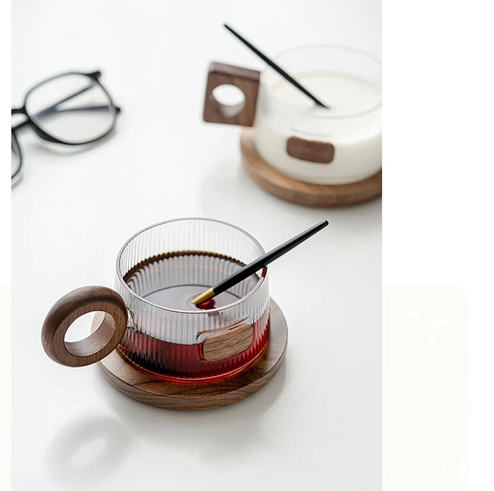 Lichtfall glass mug – elegant curves design with tray and spoon – Die‑Tassen.de