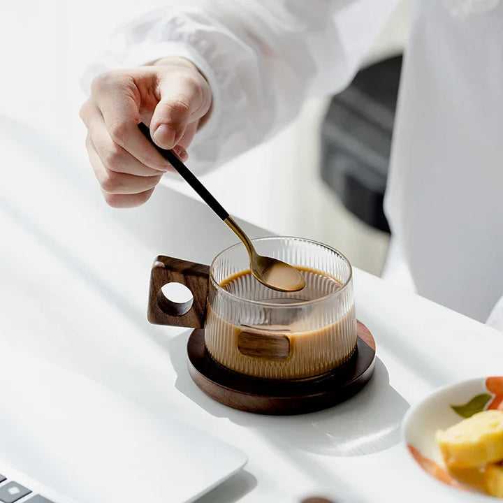 Lichtfall glass mug – elegant curves design with tray and spoon – Die‑Tassen.de