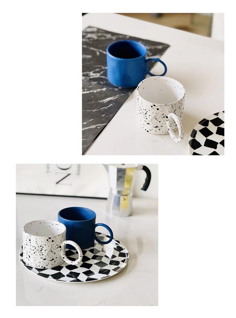 Minimalist ceramic mug 450 ml – ink spot and blue design – Die‑Tassen.de
