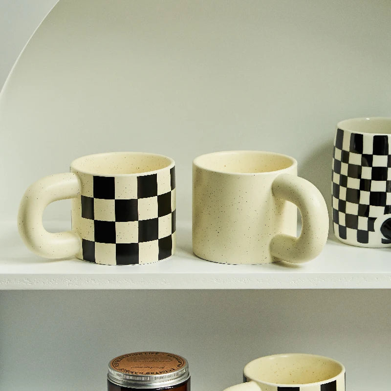 Retro ceramic mug 300 ml – white & black checker with white handle – Die‑Tassen.de