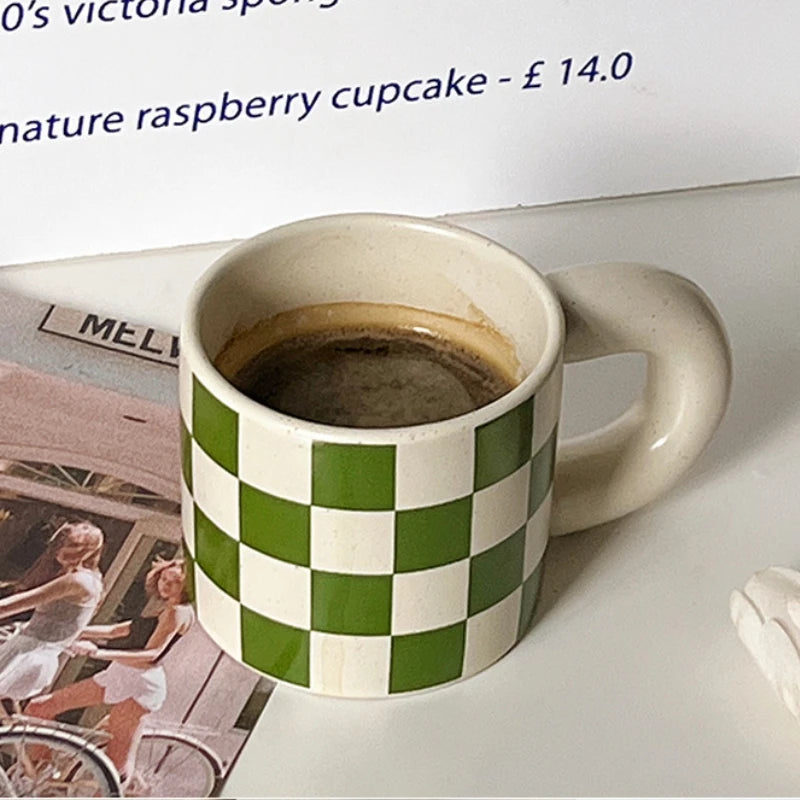 Retro ceramic mug 300 ml – white & green checker with white handle – Die‑Tassen.de