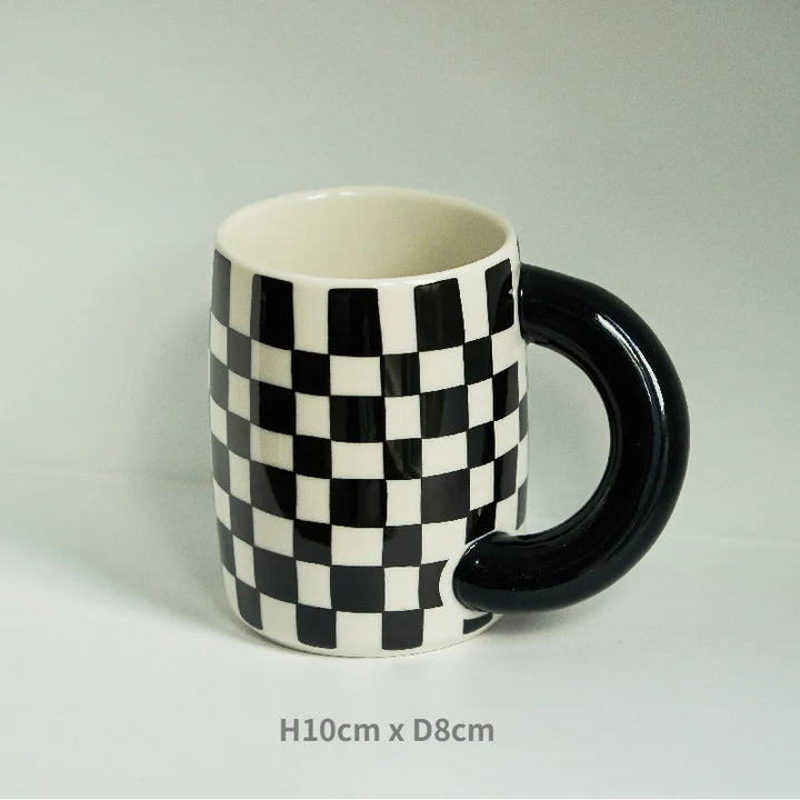Retro ceramic mug 300 ml – white & black checker with black handle – Die‑Tassen.de
