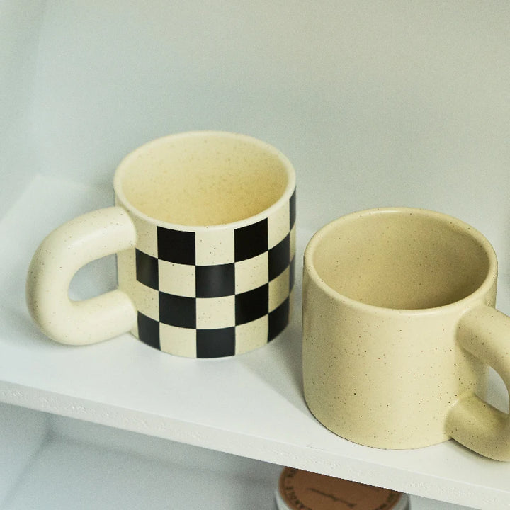 Retro ceramic mug 300 ml – white & black checker with white handle – Die‑Tassen.de