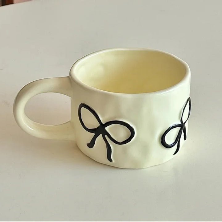 Dainty Bow ceramic mug – charming bow handle design – Die‑Tassen.de
