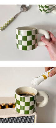 Retro ceramic mug 300 ml – white & green checker with white handle – Die‑Tassen.de
