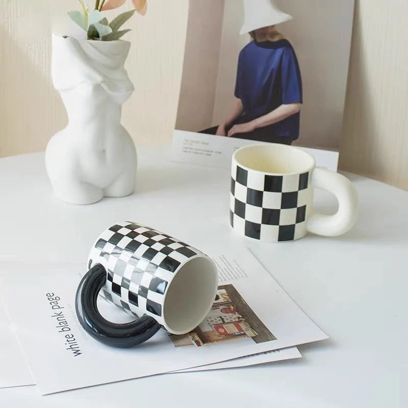 Retro ceramic mug 300 ml – white & black checker with white handle – Die‑Tassen.de