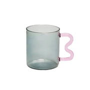 Sway glass mug – wavy colorful handle – artistic & functional – Die‑Tassen.de