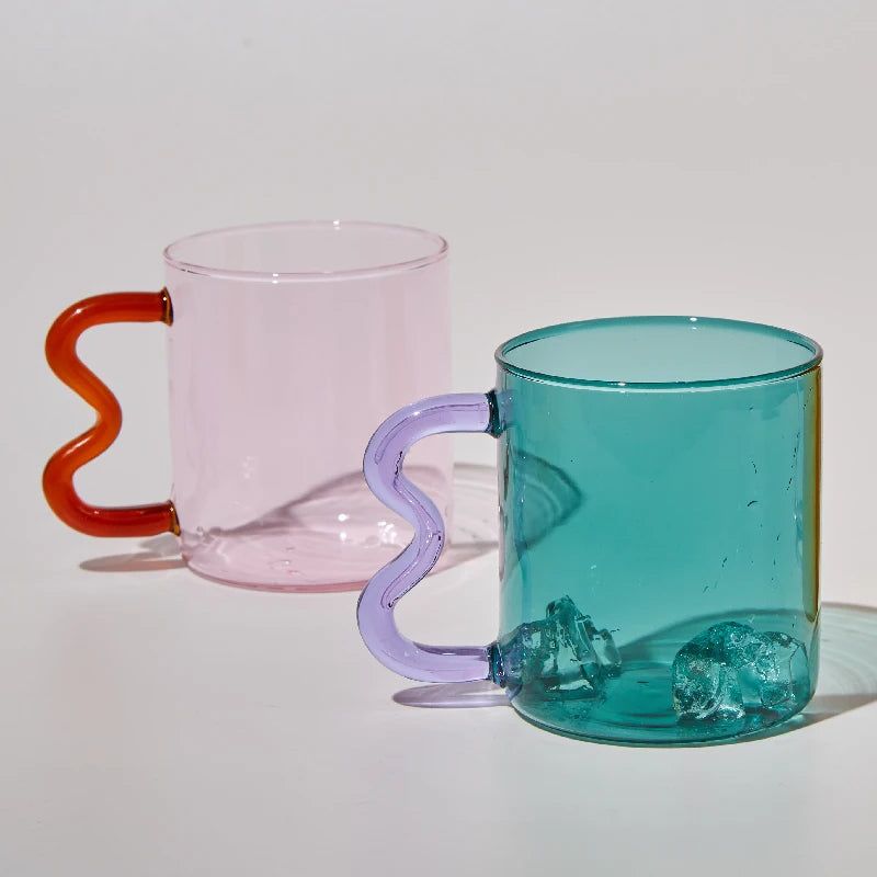 Sway glass mug – wavy colorful handle – artistic & functional – Die‑Tassen.de