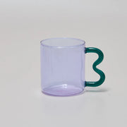 Sway glass mug – wavy colorful handle – artistic & functional – Die‑Tassen.de