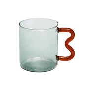 Sway glass mug – wavy colorful handle – artistic & functional – Die‑Tassen.de